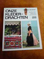 ONZE KLEDERDRACHTEN, karakteristieke handwerken uit Nederlan, Boeken, Hobby en Vrije tijd, Ophalen of Verzenden, Zo goed als nieuw