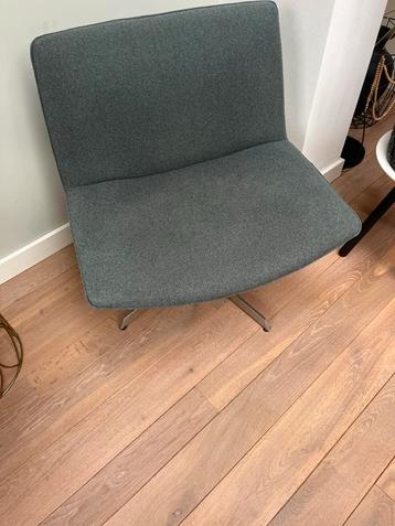 Grijze fauteuil met metalen onderstel beschikbaar voor biedingen