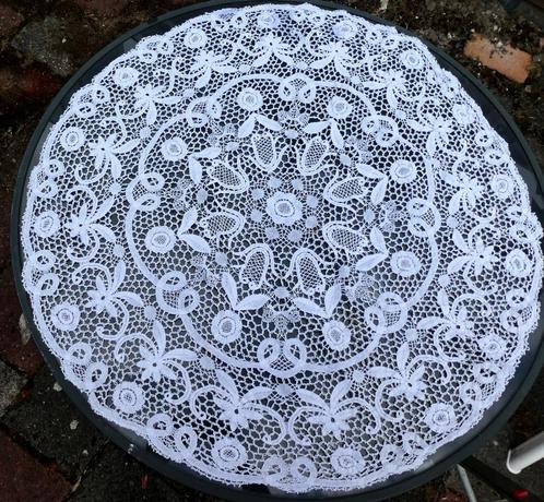 Prachtig rond kloskant tafelkleed uit Brugge, diameter 100cm, Huis en Inrichting, Tafelkleden, Zo goed als nieuw, Rond, Ophalen