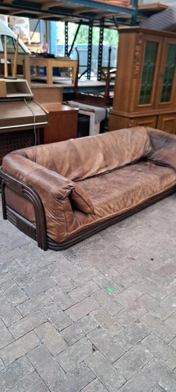 Vintage leren bank met rotan details beschikbaar voor biedingen