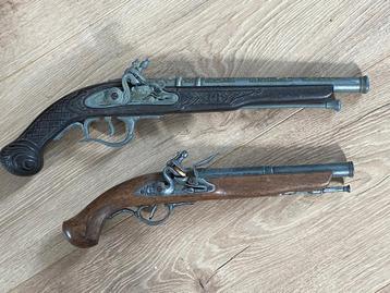 Set van twee decoratieve replica vuursteen pistolen beschikbaar voor biedingen
