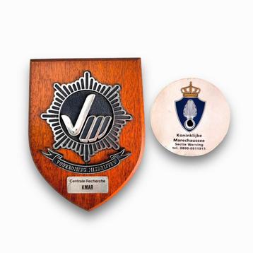 Koninklijke Marechaussee schild en stikker beschikbaar voor biedingen