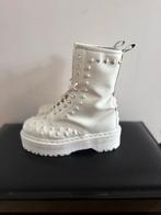 Dr. Martens 1490 Stud Plateau - Maat 38, Kleding | Dames, Schoenen, Ophalen of Verzenden, Zo goed als nieuw, Wit, Lage of Enkellaarzen