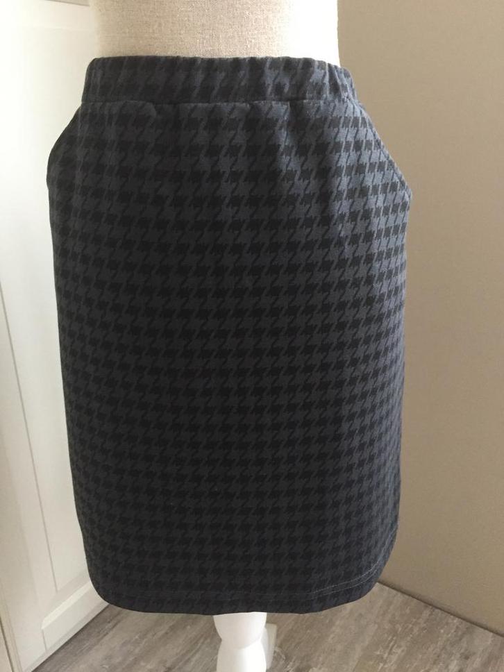 Zwart met grijs rokje met print van Jazlyn. Maat M/L. Nieuw!, Kleding | Dames, Rokken, Nieuw, Maat 38/40 (M), Zwart, Boven de knie