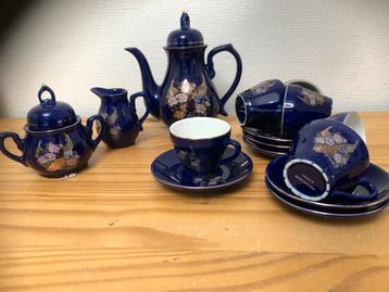 Blauw theeservies met gouden details beschikbaar voor biedingen