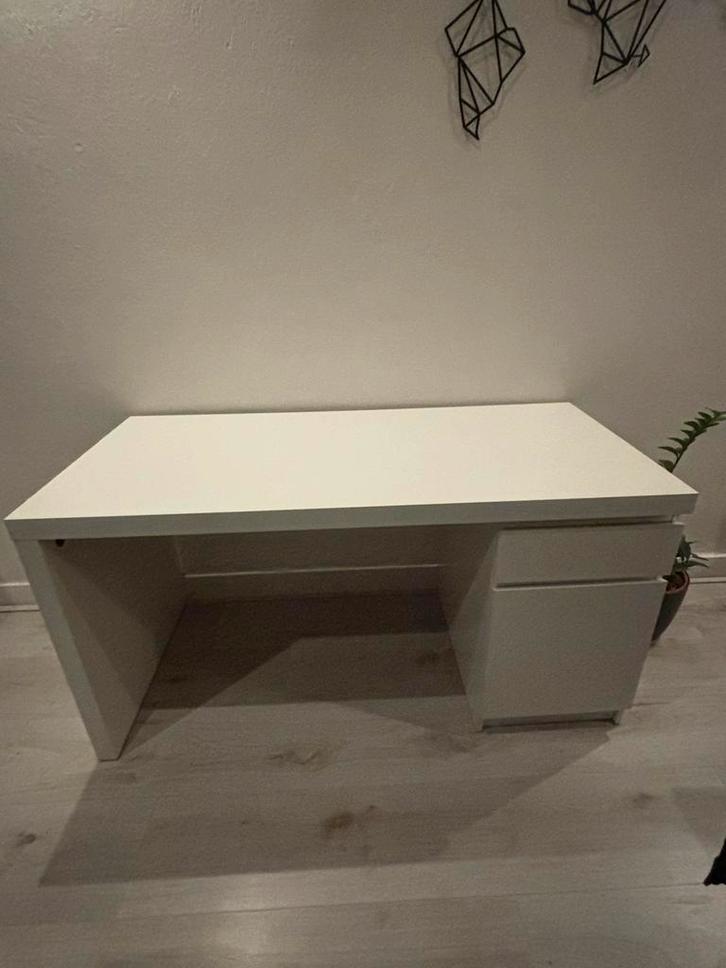 IKEA MALM WIT 140x65cm Met lade en kastje, Huis en Inrichting, Bureaus, Zo goed als nieuw, Ophalen