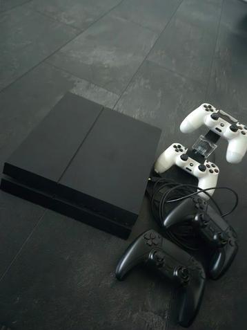 Ps4 met 4 controllers  beschikbaar voor biedingen