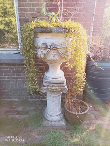 Betonnen vaas met sokkel beschikbaar voor biedingen