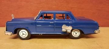 Vintage blikken Mercedes 250 SE beschikbaar voor biedingen