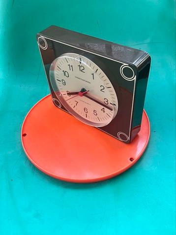 Vintage kunststof wandklok bruin jaren 70 United Clock Works beschikbaar voor biedingen