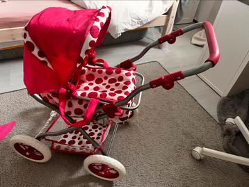 Mooie poppenwagen beschikbaar voor biedingen