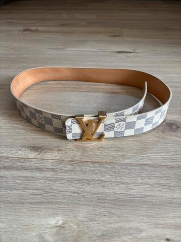 Damier Azur Canvas beschikbaar voor biedingen