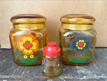 Glazen vintage potten geel bloemen beschikbaar voor biedingen