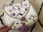 Vintage wit leren tasje, handgemaakt en geborduurd boho tas, Sieraden, Tassen en Uiterlijk, Tassen | Damestassen, Ophalen of Verzenden