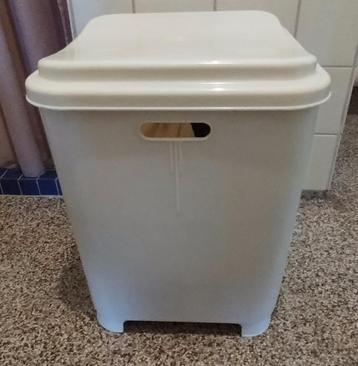 Vintage wasmand met deksel kunststof beschikbaar voor biedingen