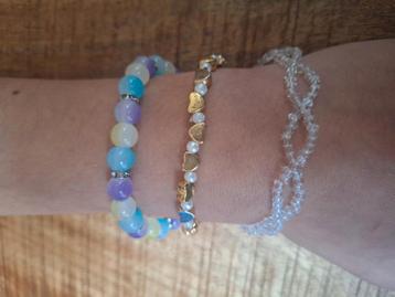 Zelf gemaakte sieraden en sleutelhangers beschikbaar voor biedingen