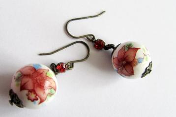 Prachtige Oude antieke porselein oorbellen beschikbaar voor biedingen