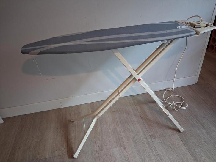 Strijkplank met stopcontact, Witgoed en Apparatuur, Strijkijzers en Strijkplanken, Gebruikt, Strijkijzer met snoer, Ophalen of Verzenden