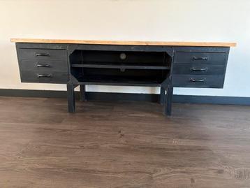 Industriële TV-meubel/Dressoir beschikbaar voor biedingen
