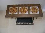 Vintage bijzettafel/krantenbak hout met gebloemde tegels, Ophalen, Gebruikt