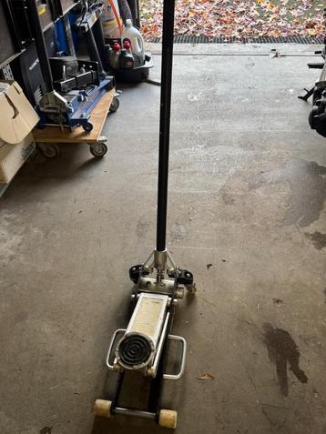 Garagekrik tot 1500kg beschikbaar voor biedingen
