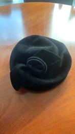 Zwart Design zgan Hoed met strik origineel jaren 60, Kleding | Dames, Hoeden en Petten, Ophalen of Verzenden, Zo goed als nieuw
