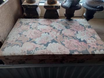 Mooie oude sleetse Brocante stoffen opbergdoos  beschikbaar voor biedingen