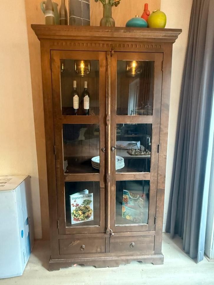 Mooie houten vitrinekast met glazen deuren, Huis en Inrichting, Kasten | Vitrinekasten, Ophalen