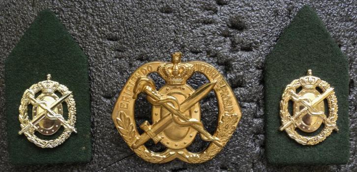 Setje Geneeskundige Dienst 7, Verzamelen, Militaria | Algemeen, Landmacht, Embleem of Badge, Nederland, Verzenden