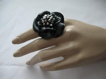 Verstelbare Grote Ring Zwart Bloem + Glitter Strass ✨BVaN ✨ beschikbaar voor biedingen
