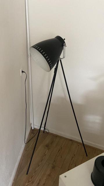 Industriële vloerlamp beschikbaar voor biedingen