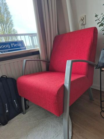 Rode stoel beschikbaar voor biedingen