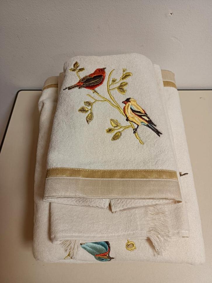 Avanti Home prachtige set geborduurde handdoeken (nieuw), Huis en Inrichting, Badkamer | Badtextiel en Accessoires, Nieuw, Handdoek