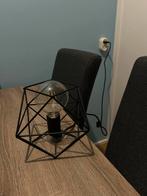 Moderne tafellamp met metalen frame, Huis en Inrichting, Lampen | Vloerlampen, Ophalen, Zo goed als nieuw, Metaal, Minder dan 100 cm