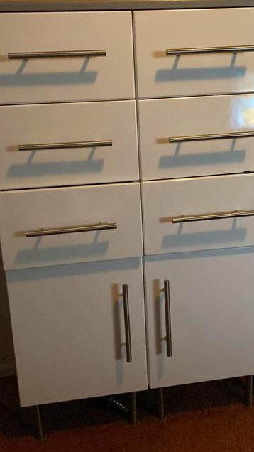 Hoogglans witte ladekast en deurtjes
