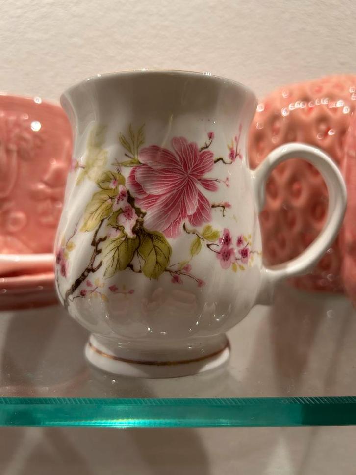 Balmoral Castle Bone China beker met bloemmotief, Antiek en Kunst, Antiek | Keramiek en Aardewerk, Ophalen of Verzenden