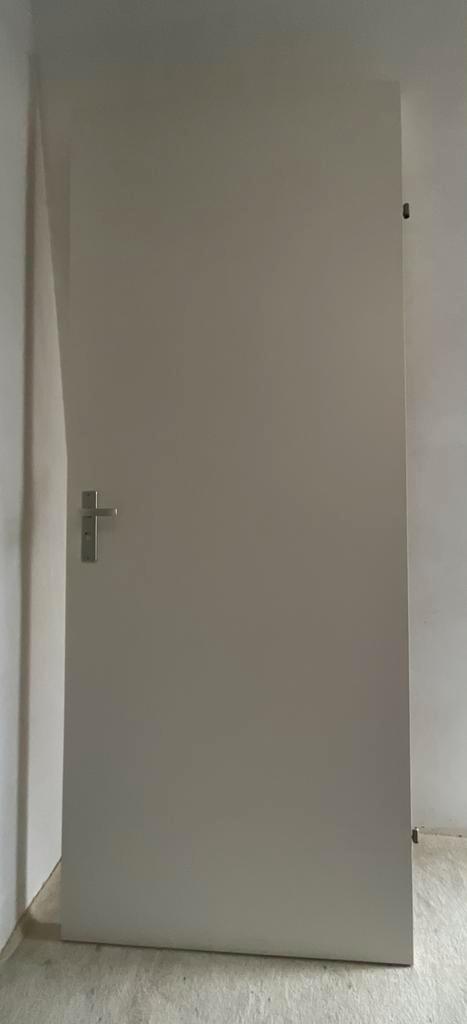 Rechtsdraaiende opdekdeur met klink deurbeslag en slot, Doe-het-zelf en Verbouw, Deuren en Horren, Zo goed als nieuw, Binnendeur