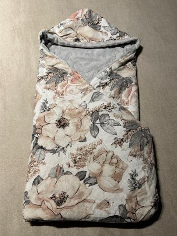 TotsyBaby Omslagdoek LichtGrijs/RozeBloemen 90cm x 90cm beschikbaar voor biedingen