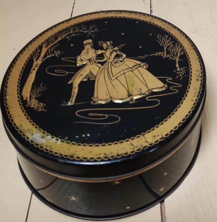 Oude koektrommel met schaatsend paartje / wintertafereel, Verzamelen, Blikken, Ophalen of Verzenden