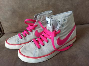 Leuke Nike gympen / schoenen ,maat 37,5 beschikbaar voor biedingen
