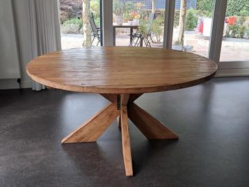 Robuuste ronde houten tafel met houten kruispoot.  beschikbaar voor biedingen