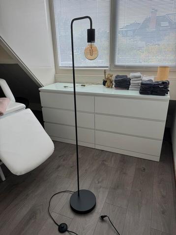 Zwarte staande lamp beschikbaar voor biedingen
