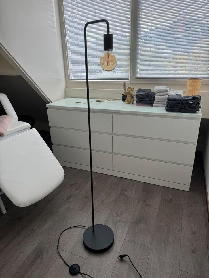 Zwarte staande lamp, Huis en Inrichting, Lampen | Vloerlampen, Zo goed als nieuw, Minder dan 100 cm, Ophalen of Verzenden