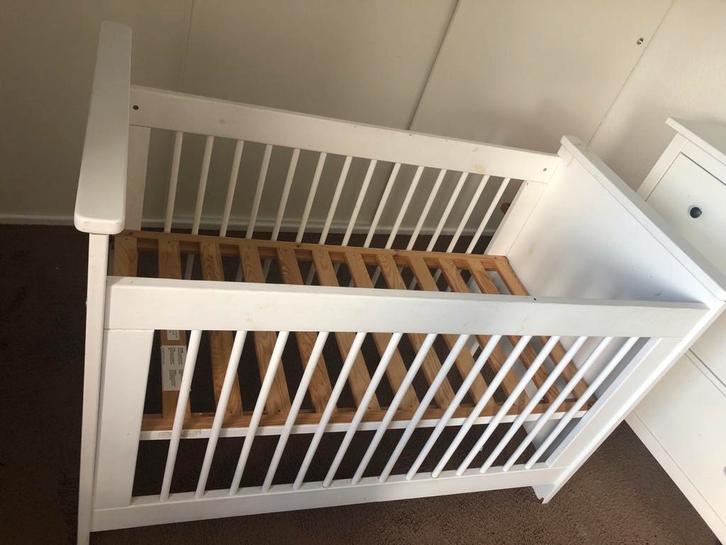 Kinderbed met commode en schommelstoel, Kinderen en Baby's, Babywiegjes en Ledikanten, Gebruikt, Ledikant, Ophalen