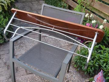 Vintage metalen kapstok op houten achterplaat. Jaren '50 beschikbaar voor biedingen