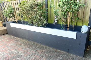 Kunststof vensterbank beschikbaar voor biedingen