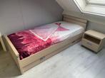bed met matras en nachtkastje met opbergruimte, Ophalen, Eenpersoons, Hout, 90 cm