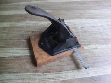 Antieke F. Soennecken perforator  beschikbaar voor biedingen