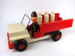 Oude houten auto + bestuurder + flessen, Kinderen en Baby's, Speelgoed | Houten speelgoed, Rij- of Hobbelspeelgoed, Ophalen of Verzenden