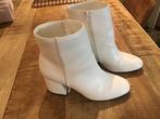 Te koop ( nieuwe) witte enkel laarsjes maat 39, Kleding | Dames, Schoenen, Ophalen of Verzenden, Zo goed als nieuw, Wit